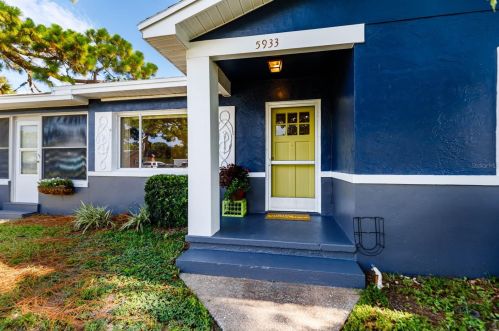 5933 15th Ave, Saint Petersburg FL  33707-3305 exterior