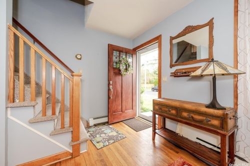 115 Lane St, North Lindenhurst, NY 11757-5724