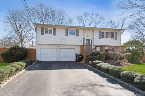 42 41st St, Islip Manor, NY 11751-1318