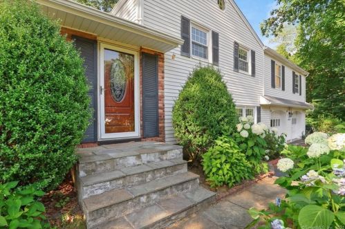 63 Rolling Wood Dr, Bridgeport, CT 06611-4925