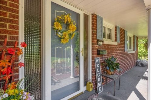 241 Mclaughlin Dr, New Kensington, PA 15068-4939