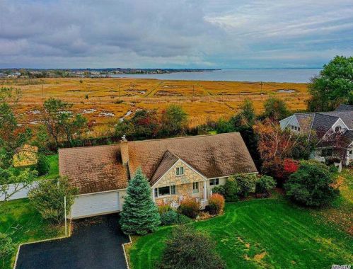 101 Elder Rd, Islip Manor, NY 11751-4910