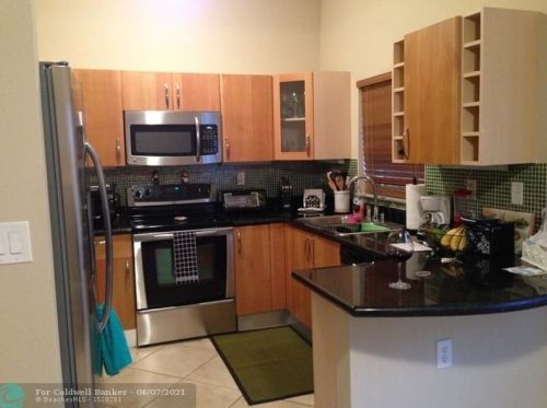 7464 180th St, Hialeah, FL 33015-8447