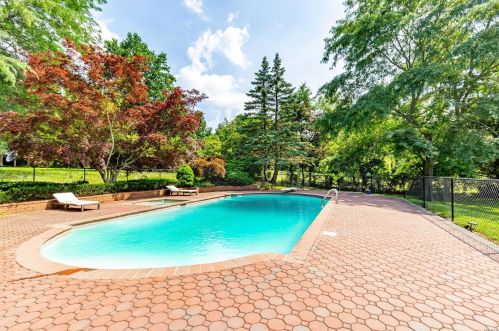 18 Linden Ln, Westbury NY  11568-1610 exterior