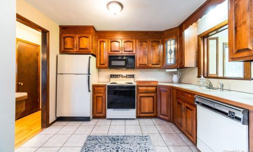 253 Oak Ridge Dr, Middletown CT  06457-1919 exterior