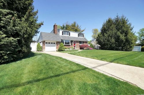 55 Alinda Ave, West Islip, NY 11795-2327