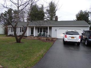 32 Oak Tree Cir, Glens Falls, NY 12804-2170