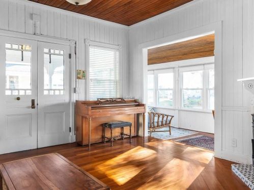 51 9th Ave, Warwick RI  02886-8349 exterior