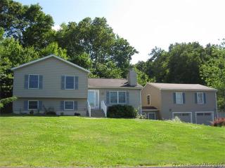 24 Desjardins Dr, Uncasville, CT 06382-1148