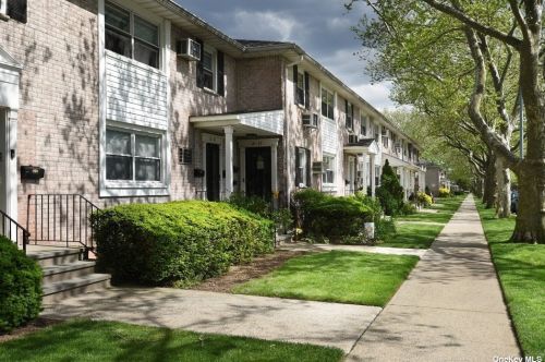 8141 268th St, New Hyde Park, NY 11040-1411