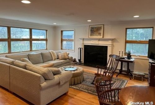 85 Campbell St, New Hyde Park, NY 11040-1758