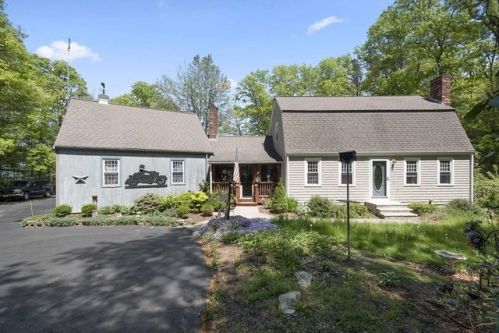 54 Harvard St, Halifax, MA 02338-1037