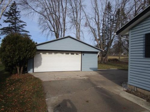 1216 Viebahn St, Manitowoc, WI 54220-6503