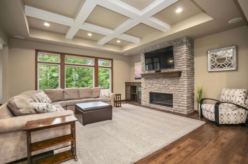 2761 Creekwood Cir, Green Bay, WI 54311-4618