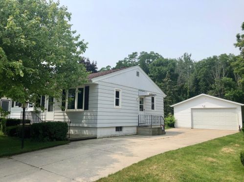 318 44th St, Manitowoc, WI 54220-3425