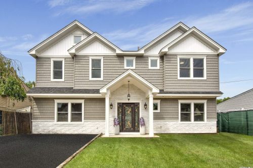 15 Mead Ln, Westbury, NY 11590-6303