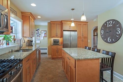 42 Avondale Rd, White Plains NY  10605-4641 exterior