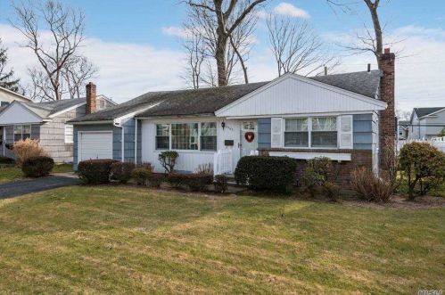 3542 Amherst Dr, North Wantagh, NY 11793-3618