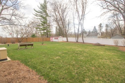 36621 Clover Ln, Oconomowoc, WI 53066-9425