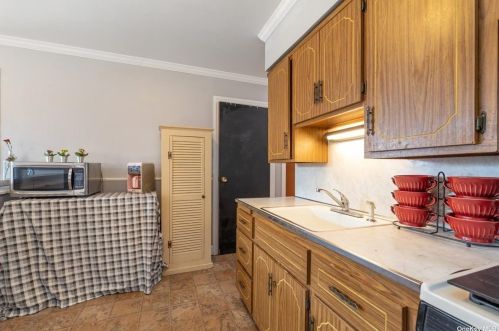 420 Clement Ave, Floral Park NY  11003-3320 exterior