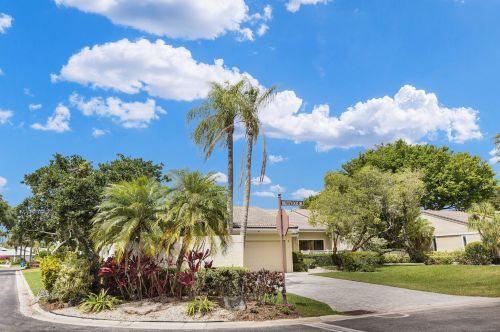 2 Brentwood Dr, Boynton Beach, FL 33436-7401