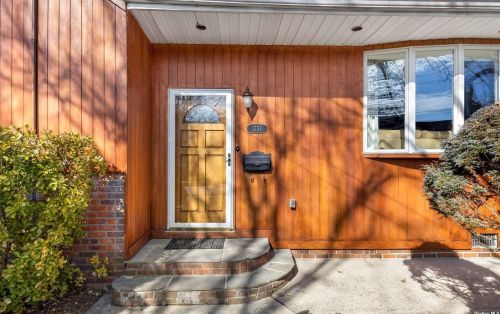 1751 Aladdin Ave, New Hyde Park, NY 11040-4011
