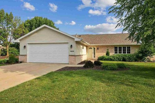 1600 Twin Lakes Cir, Green Bay, WI 54311-5671