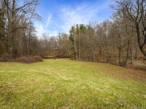 245 Bear Ridge Rd, Pleasantville NY  10570-1801 exterior
