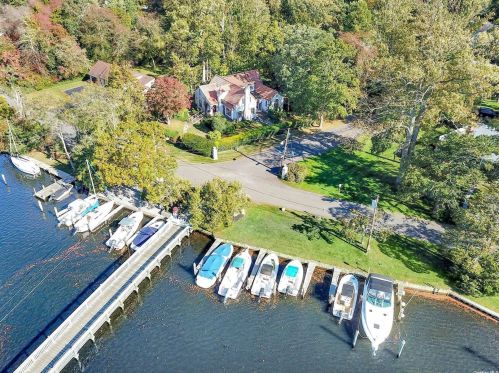 3 Woodlawn Ave, Oakdale, NY 11769-1121