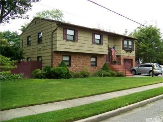 1750 Asharoken Blvd, Bayshore, NY 11706-3808