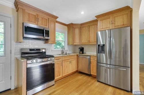 215 Hiawatha Blvd, Oakland NJ  07436-3619 exterior