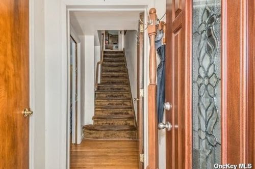 93 Hawthorne Ave, Floral Park, NY 11001-1214