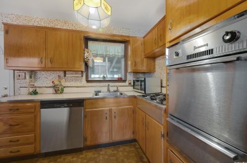 10 Purdy Ave, Elwood NY  11731-4503 exterior