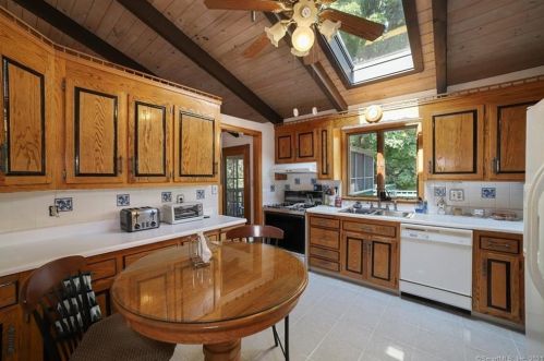 7 White Oak Dr, Southington CT  06489-3835 exterior