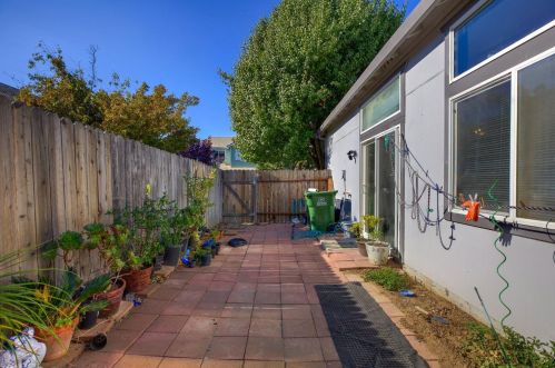 6384 Laguna Mirage Ln, Elk Grove CA  95758-5461 exterior