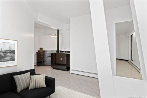 15 Sky Line Dr, Bridgeport CT  06612-1057 exterior