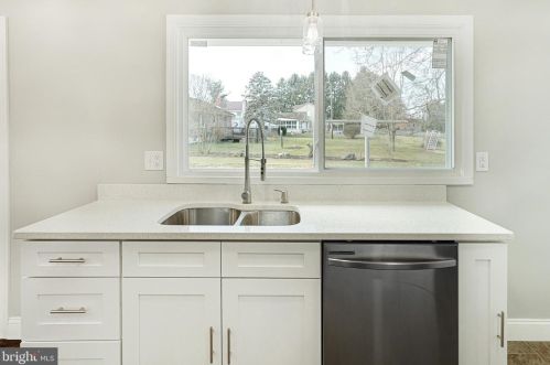 19 Locust Cir, Navy Sup Dpt PA  17050-3192 exterior