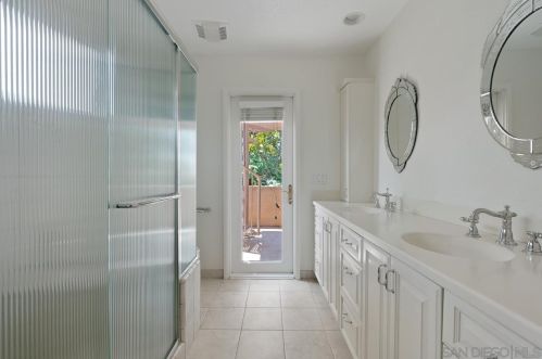 955 Agate St, San Diego CA  92109-1175 exterior