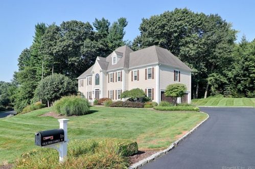 15 Old Tree Farm Ln, Bridgeport, CT 06611-1153