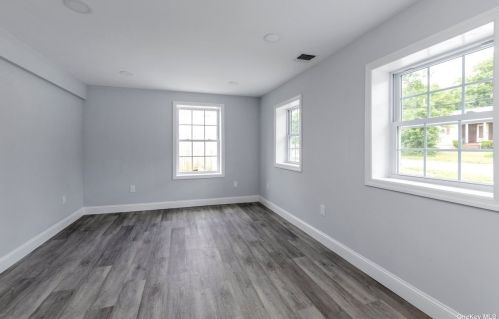 386 Silver St, Babylon NY  11704-4008 exterior