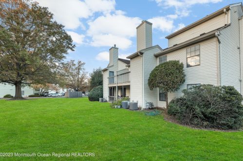 2005 Woodbridge Commons Way, Iselin NJ  08830-3046 exterior