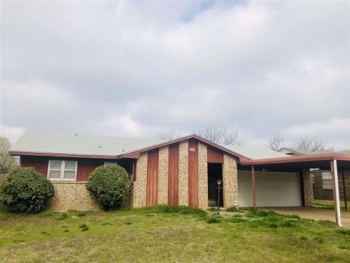 305 Coachman Dr, Lawton, OK 73501-6335