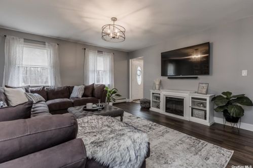 23 Brook Ave, Blue Point, NY 11715-1315