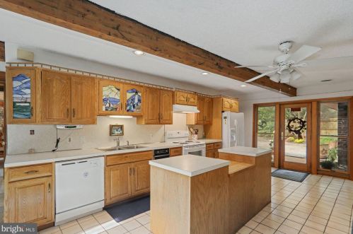 207 Thomas Ave, Riverton NJ 08077-1039 exterior