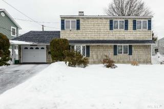 26 Cameo Ln, Westbury, NY 11590-5720