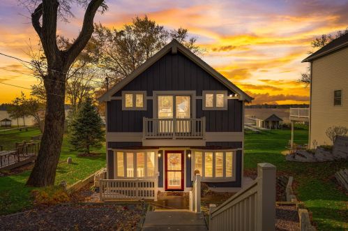 7036 Breezy Point Rd, Waterford, WI 53185-2204