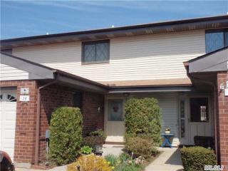 26 Cambridge Dr, Copiague, NY 11726-3224