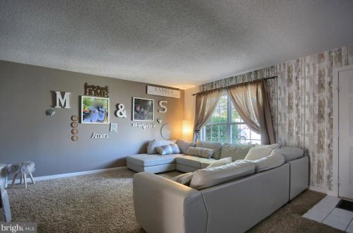 79 Johns Dr, West Enola, PA 17025-2694