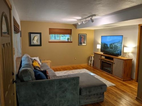 116 Saunders Station Rd, Trafford, PA 15085-9773