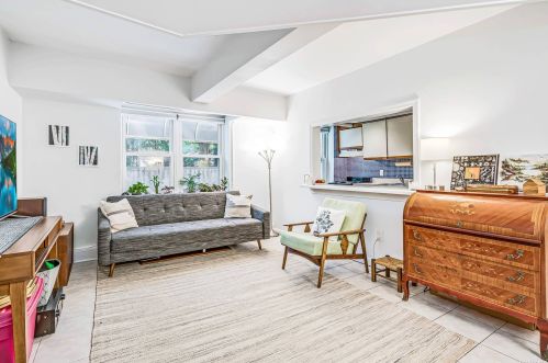 275 Maple Ave, Rockville Centre, NY 11570-4323
